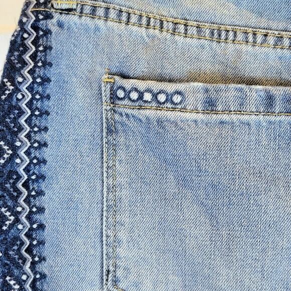 BlankNYC Blue Jean Hiker Short Sz 29 8 Frayed Embroidered Side Stripe Free Bee - Picture 12 of 16